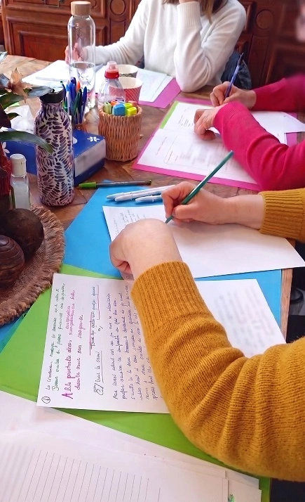 Participants en action lors de l'atelier d'écriture libératoire